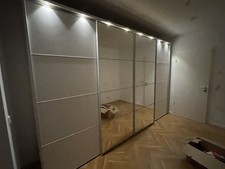 STAUD Kleiderschrank mit Beleuchtung und Schiebetüren