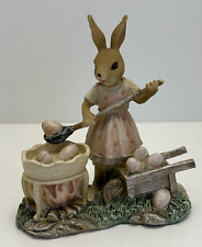 Clayre Eef Osterhase Osterdeko  Deko Hasenfrau beim Eierfärben Ostern 12x6x12 cm