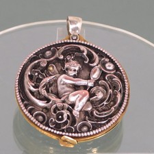 Medaillon floral Jugendstil Zeit  PUTTO ENGEL Anhänger versilbert