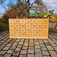 Alt antiker Apothekerschrank