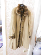 Schöner  Mantel mit echtem Pelzfutter herrausnehmbar Top Zustand