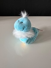 NICI: Plüsch Stofftier Wurm blau mit Blume Anhänger mit Saugnapf ca. 12 cm groß