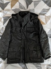 Schwarzer wattierter