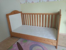 Schönes Babybett mit tollen