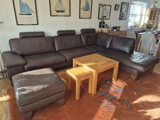 Große Lederecksofalandschaft mit Hocker