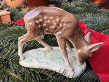 Porzellan Reh Figur Auf Rasen