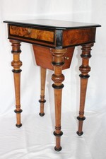 Schöner Nussbaum Nähtisch