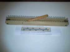 Strickstab mit 56 Haken & 1 Stricknadel abgewinkelt  1 Strickbrett  Strickliesel