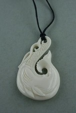Maori Knochen Carving aus Neuseeland  Fishhook  Wal Carving  Schmuckbox