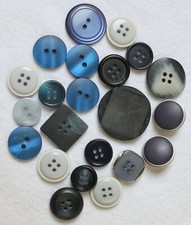22 Stück Konvolut Knöpfe