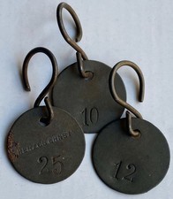 3 Kleidermarken IR 94 alte Armee Eisenblech feldgrau lackiert 1.Wk original