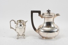 C26S92- Metall Kanne und Kännchen versilbert 1x gemarkt P.Morel 1x mit Holzgriff