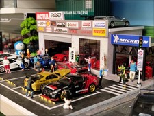 Diorama 1:64 Garage Modell LED Reparaturwerkstatt Parkplatz Modell Vitrine DE