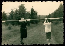 DDR Frauen berühren den