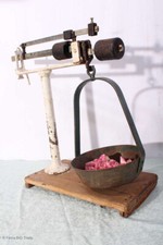 ***Museale Kaufmannswaage Waage mit Schale / Eisenwaage Holzboden / Obstwaage /