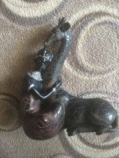 Dekofigur Giraffe mit umarmenden Kind