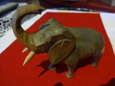 Elefant aus Holz geschnitzt