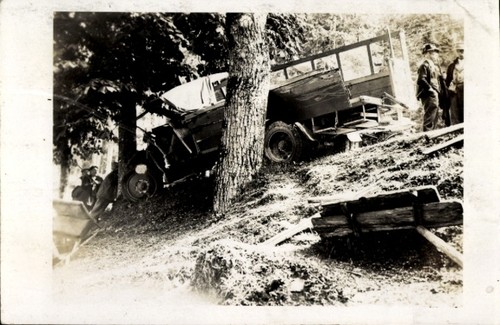 Foto auto gegen - ak, baum