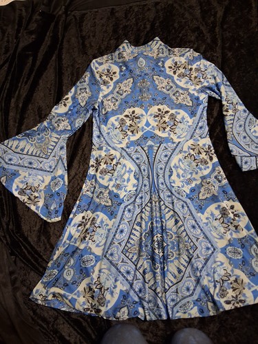 Blaues kleid mit paisleymuster - kleid,