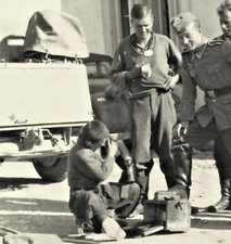 Org.Foto, Junge beim Stiefel putzen WH Soldaten Technik in Minsk Belarus, 2WK
