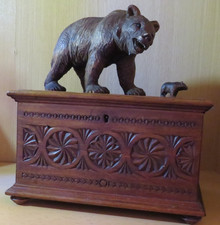 Antike Holzkiste von 1894 Schreinermeisterarbeit + hangeschnitzen Bären verziert