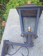 alte Wandlampe, Wandleuchte, Laterne, Außenlampe, Hofleuchte