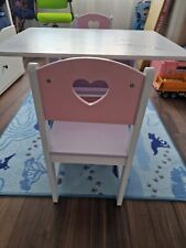 Kindertisch mit 2 Stühlen und 4 Körbe