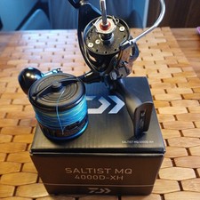 Daiwa Saltist MQ 4000 D-XH Salzwasser Rolle mit 400m WFT  PLASMA KG Color Schnur