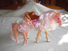 Barbie Tawny und Fohlen - Pferd läuft mit Pony - Barbiepferd - Mattel 2005