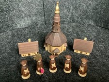 Erzgebirge Volkskunst, 5 Kurrende Sänger mit Seiffen-Kirche und 2 Häusern