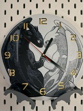 Wanduhr im „Drachenzähmen