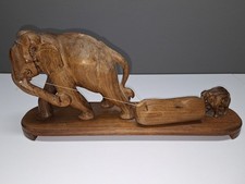 Elefant zieht Baumstamm