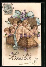 Künstler-AK Kleine Engel schauen aus einer Weidentruhe, Schleife und lilane Blü 