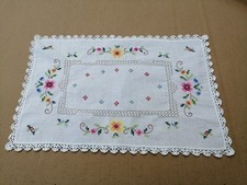 Zierdecke, Deckchen, bunt bestickt, ca. 40 cm x 27 cm