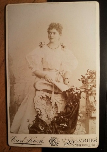 Stehende junge frau mit - stehende,