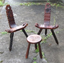 2x Brutalistischer Dreibeinstuhl 1x Hocker * Massivholz Spanien 1960er Brutalist