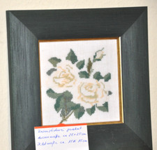 gestickte Rosenbilder-3 Stück - gerahmt unter Glas , in einem grünen Holzrahmen