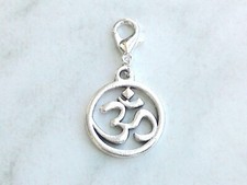 Charms Anhänger OM Zeichen