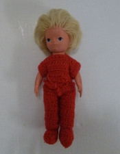 kleine alte Puppe roter