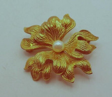 22667/ Vintage Brosche Amerikaner A*D  Metall vergoldet + Perle Ø ca. 35 mm