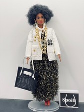 Schwarze Barbie Puppe mit Mode