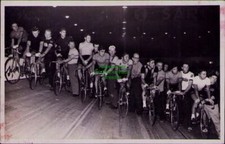 165944 AK Radrennfahrer Radrennbahn Sportpalast Foto Berlin Friedenau um 1960