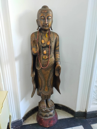 Große buddha statue aus holz - statue,