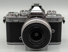 Nikon Z fc Kit 20,9MP, mit DX 16-50 3,5-3,6 VR, silber, Zubehörpaket