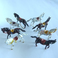 1.)  ++ 8  ZIRKUS PFERDE