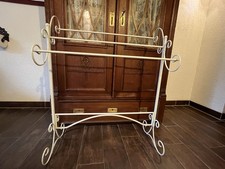 Handtuchhalter Badetuchständer aus Metall im Retro Look. Farbe Weiß.