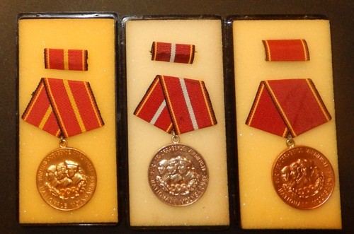 Alte ddr verdienst medaillen - 3,