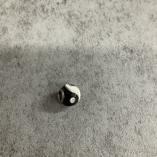 Pandora charm yang - yang,
