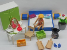 Frau im Schlafzimmer + Möbel