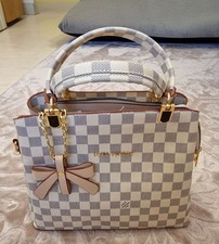 Handtasche 30*23*11 puderbeige mit Anhänger gebraucht neuwertig zu verkaufen